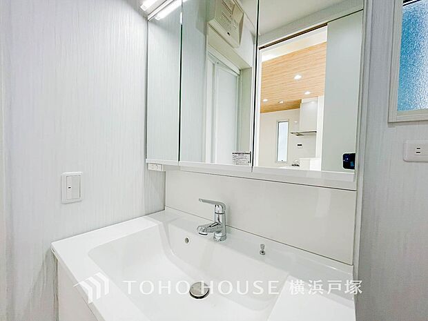 【Powder room】清潔感のあるプライベート空間は、身だしなみチェックや肌のお手入れに最適です。収納もあり、スッキリと見映えの良い空間に拵えました。時間に余裕とゆとりを持たせます。