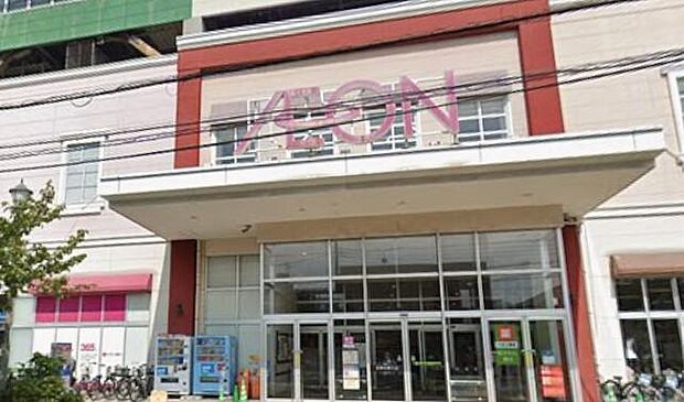 イオン横須賀久里浜ショッピングセンター(2300m)街の鼓動が詰まったオールインワンのライフ・ステージ。ショッピングからグルメまでが完結し、訪れるたびに暮らしに新しい風を吹き込んでくれる。