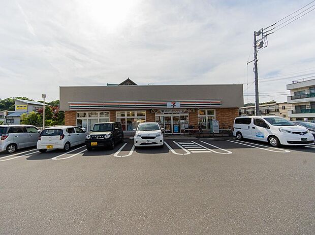 飲食料品や生活雑貨を取り揃え、周辺住民や通勤・通学者に便利なサービスを提供しています。ATMや宅配便受付などもあり、地域の暮らしをサポートしています。