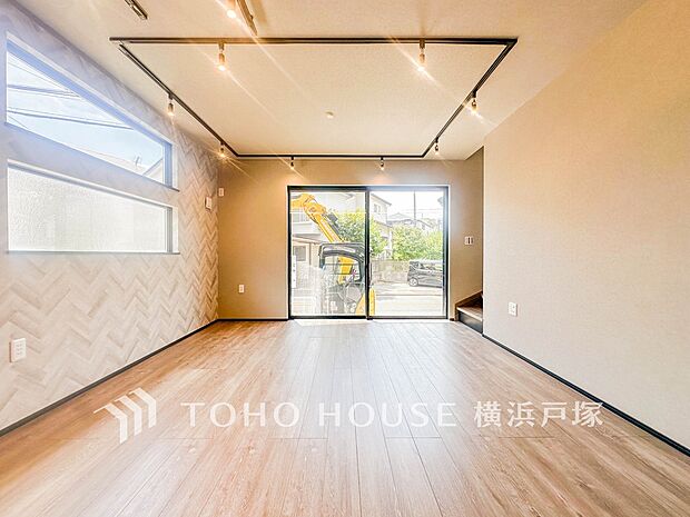 【Living room】明るく開放的な空間が広がるLDK。室内には豊かな陽光が注ぎ込み、爽やかな住空間を演出。