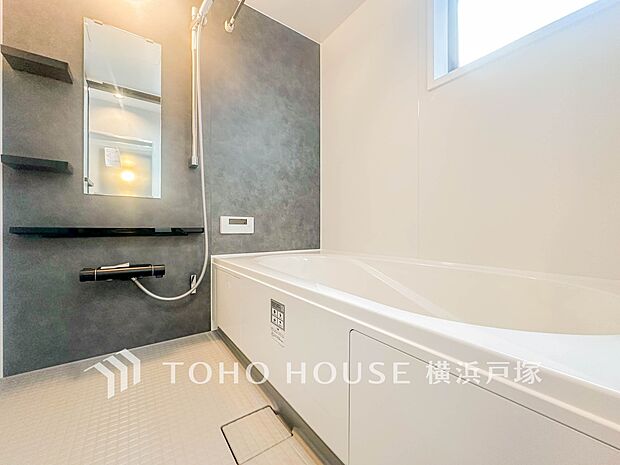 【Bathroom】掃除のしやすさ・収納の便利さなど、おふろを使う人、お手入れする人、みんなにとっての「しあわせ性能」を追求したバスルームを採用いたしました。