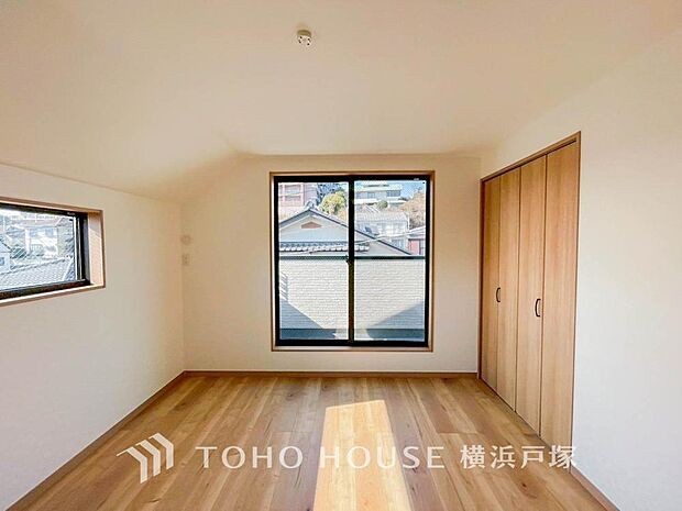 【Room】大きな窓からたっぷりと陽光が注がれる明るい空間。家族の成長に対応できる永住仕様の間取り。時を忘れて過ごす場所として過ごせるお部屋。