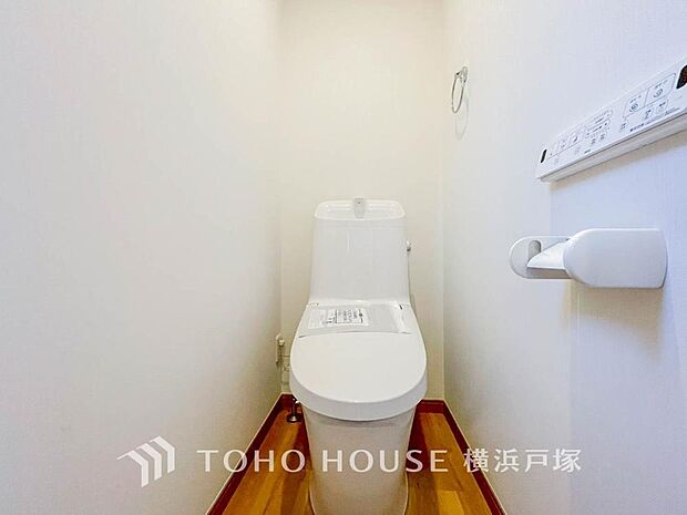 【Toilet】いつまでも清潔な空間であって頂けますように、目に留まるだけではなく、汚れをふき取り易いフロアと壁紙をチョイス致しました。毎日の生活を快適にお過ごし頂けますよう、落ち着いた雰囲気です。