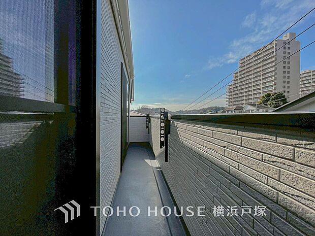 【Balcony】めまぐるしく過ぎ行く日々の中でゆったりとした休息と癒しを提供してくれる居住者のプライベート空間。