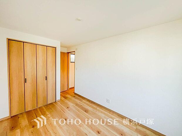 【Room】1日の疲れを癒し、心地よく寛げるようゆったりとした広さを確保しています。プライベートタイムをより優雅に穏やかに…。落ち着いた雰囲気を紡ぎます。