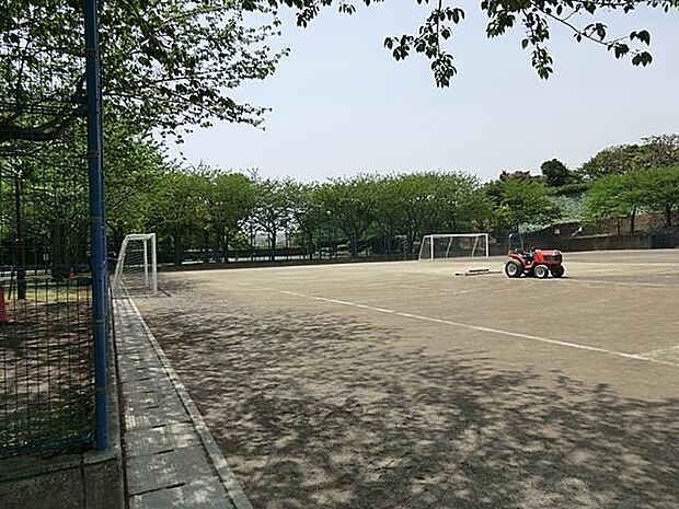 サッカーコートがある公園。児童広場もあり市民の憩いの場になっています。