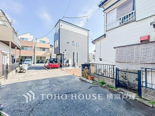 【Frontal road】周辺環境とのコラボレーションにより明るく開放的な空間を演出しております。