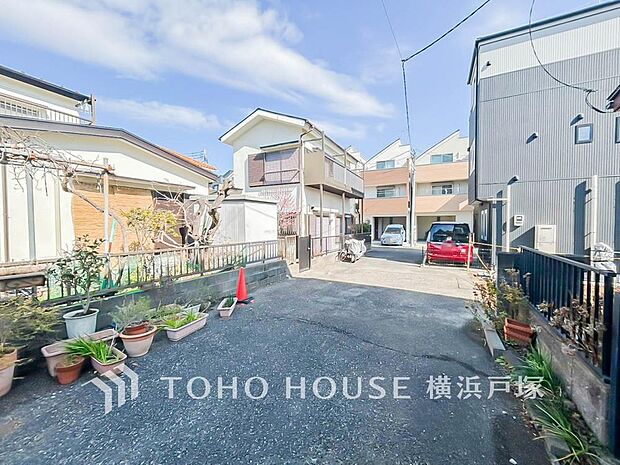 【Frontal road】洗練されたデザインが映える外観。街並みに溶け込みながらも、圧倒的な存在感を放ち、帰るたびに心が弾む美しさ。