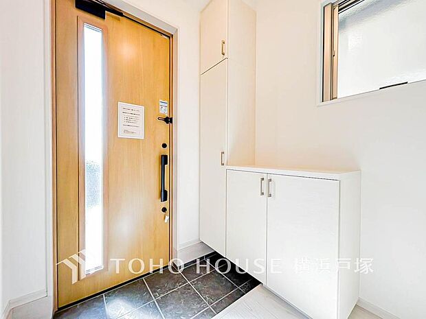 【Entrance】清潔感溢れる玄関がお出迎えする本邸宅の物語は、ここから始まる日常を期待させます。この場所には「希望」と「優越」で包み込んでくれる「特別」な空間があります。