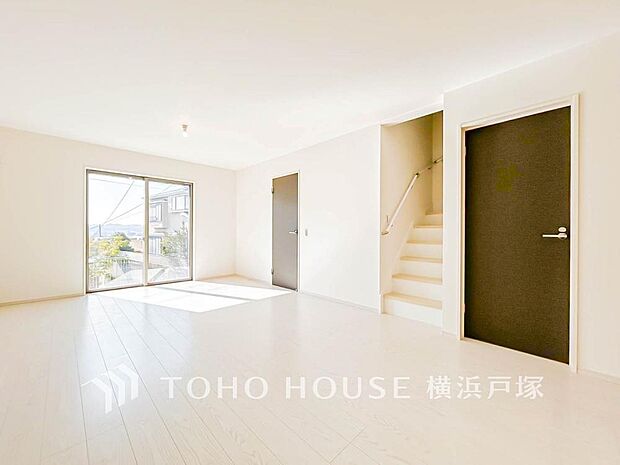 【Living room】家族と過ごすひと時を溢れる光が優しく包み込むリビングダイニング。家族とともに、心穏やかに過ごすひととき。家族との時間、自分の時間を大切にできる空間がここにあります。