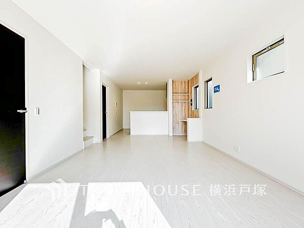 【Living room】光と風が溢れる開放的なリビングダイニングには自然と家族みんなが集まってきます。明るく穏やかな空気の中で飲んだり、食べたり、笑ったり。