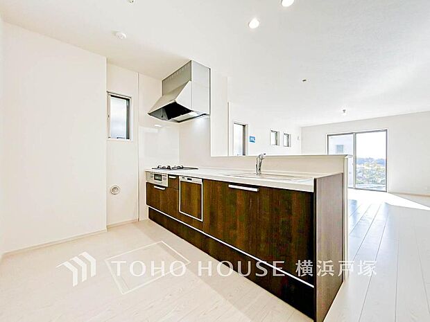 【Kitchen】ご家族みんなで調理ができる位のスペースを実現したキッチン空間となっております。みんなで作った料理を召し上がりながらの会話は、どのような物になるのでしょうか。