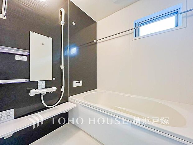 【Bathroom】掃除のしやすさ・収納の便利さなど、おふろを使う人、お手入れする人、みんなにとっての「しあわせ性能」を追求したバスルームを採用いたしました。