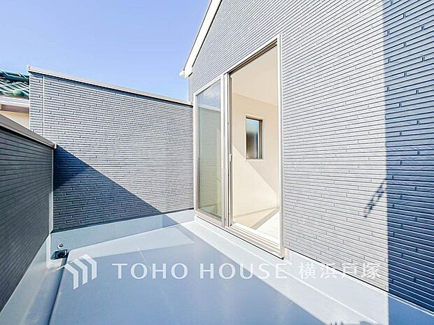 【Balcony】気持ちのいい空が見渡せる広いバルコニー。爽やかな風を感じて、心躍る素敵な暮らしがはじまります。