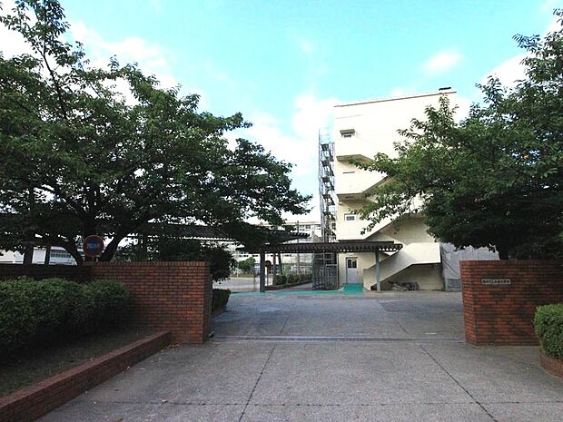 横浜市立西柴中学校(700m)