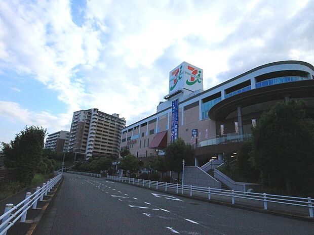 全国チェーンの大型スーパー。近隣の住人で賑わうお店となっています。大体の食料、生活雑貨はここで買えますしプライベートブランドも充実。フードコートも席数が多く利用しやすい♪