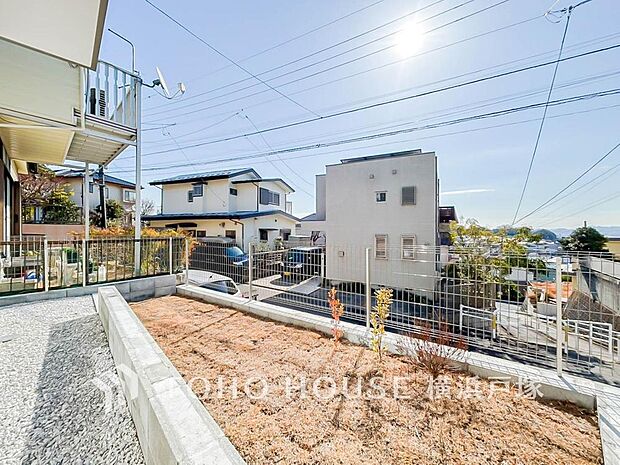 【Garden】毎日の暮らしの中に癒しを与えてくれるお庭スペース。小さなお子様の遊び場にもちょうど良い空間です。ガーデニングで色とりどりの草花を綺麗に飾ればより一層華やかな空間になります。