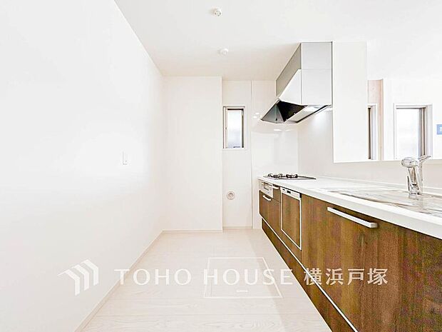 【Kitchen】手元の収納から、足元の収納までが全てスライド式で、奥のスペースまで有効に活用できます。奥まで上から見渡せるので、たまにしか使わない調理器具もサッと取出せます。