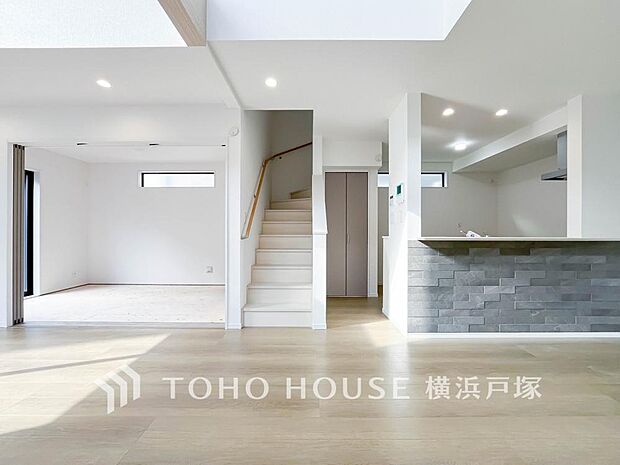 【Living room】広々としたリビングダイニングは、シックでモダンな内装。落ち着いた雰囲気に包まれて、伸びやかな空間の中で、ゆったりと家族団らんのひとときを過ごせます。