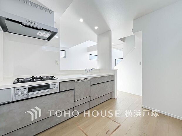 【Kitchen】誰もが使いやすいデザインにこだわったキッチン。プライベートスペースを彩るインテリアとしての美と、快適な日常を支える機能性と強さがひとつになったキッチンです。