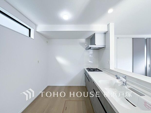 【Kitchen】家事動線やリビングとのつながりに配慮し、食事の準備や片付けなどの家事を楽しくするキッチンスペースに仕上げました。毎日使う場所だから気持よく使えて、居心地の良い空間に。