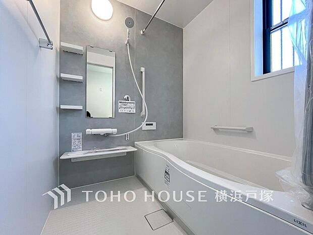 【Bathroom】快適な使い心地とゆとりある空間が1日の疲れを解きほぐすバスルーム。空間も浴槽もゆったりのびのび使えるゆとり設計。広く感じるゆとり設計で快適なリラックスタイムを過ごせます。