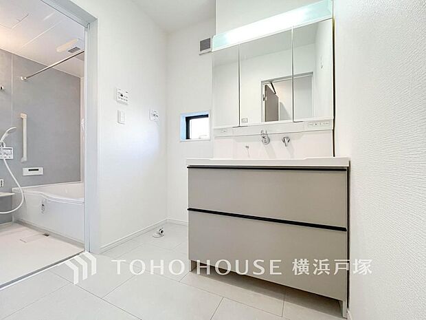 【Powder room】落ち着いた空間を演出するカラーと、ゆったり落ち着いてお使い頂ける広さが魅力のパウダールーム。居室からも独立しており、プライベート空間を保ちます。