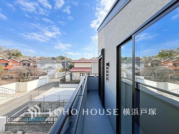 【Balcony】気持ちのいい空が見渡せる広いバルコニー。爽やかな風を感じて、心躍る素敵な暮らしがはじまります。