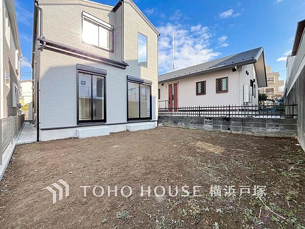 【Garden】毎日の暮らしの中に癒しを与えてくれるお庭スペース。小さなお子様の遊び場にもちょうど良い空間です。ガーデニングで色とりどりの草花を綺麗に飾ればより一層華やかな空間になります。