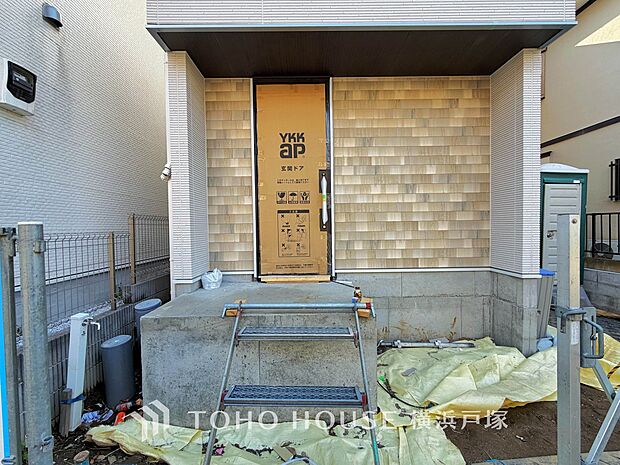 【Entrance】居住者の帰り、訪れる方を優しく迎え、やすらぎに満ちた生活空間を予感させる。健やかな暮らしを楽しめそう。