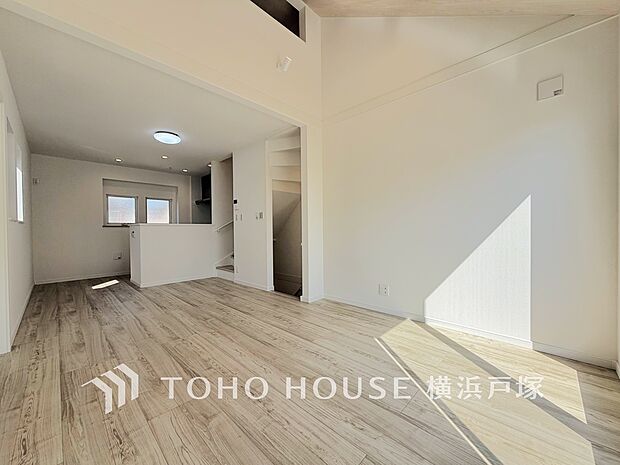 【Living room】光と風が溢れる開放的なリビングダイニングには自然と家族みんなが集まってきます。明るく穏やかな空気の中で飲んだり、食べたり、笑ったり。