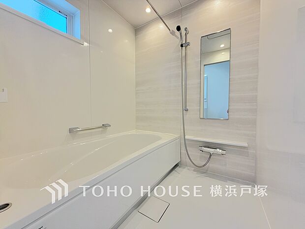 【Bathroom】1日の疲れを取り心身を癒すことができる住まいの中のリラクゼーション空間、リラックスできるよう優しいカラーをチョイスしました。時を忘れるほどのんびりできる空間に。