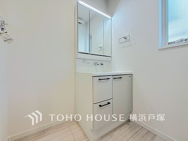 【Powder room】十分な大きさの洗面台は収納もさる事ながら、身だしなみチェックや歯磨きなど、朝の慌ただしい時間でもホテルライクなスペースで余裕とゆとりを感じて頂けます。