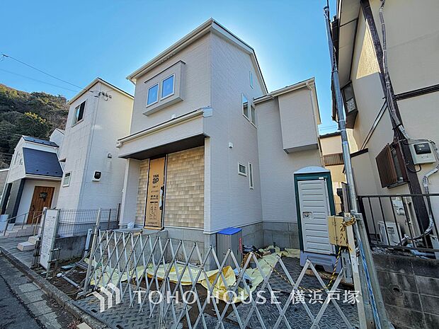 【Appearance】堂々たる趣ながら、主張し過ぎずどこか余裕を感じさせるシャープなフォルムで佇む邸宅は、晴天の空と照らし合わせる事で、本来あるべき完成形の姿を見せてくれます。