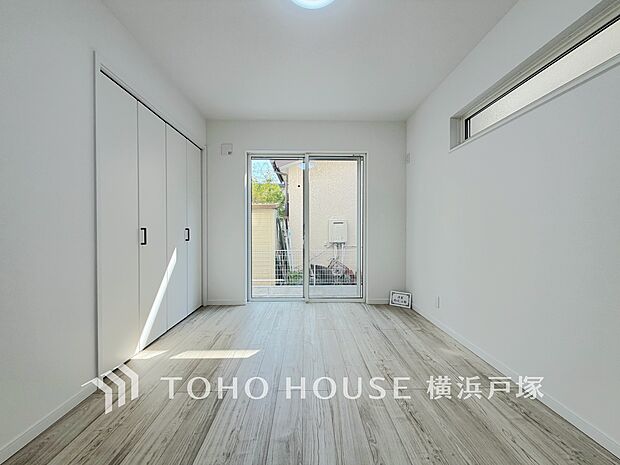 【Room】1日の疲れを癒し、心地よく寛げるようゆったりとした広さを確保しています。プライベートタイムをより優雅に穏やかに…。落ち着いた雰囲気を紡ぎます。