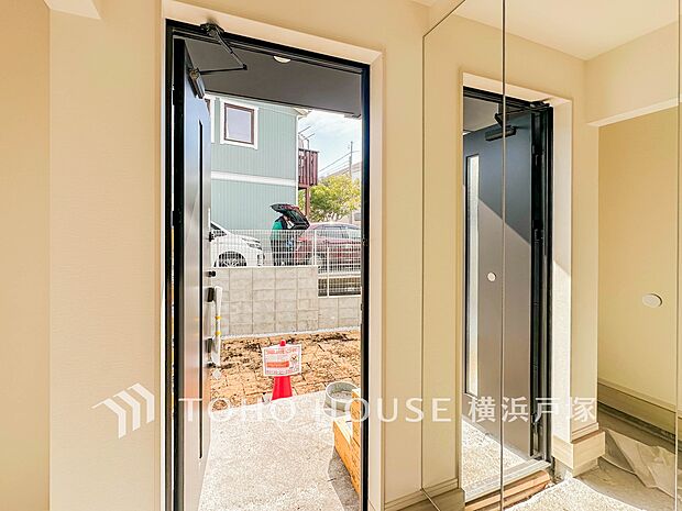【Entrance】お客様をお迎えする玄関は落ち着いた雰囲気。帰り着くたびに洗練されたテイストの空間に迎えられ誇りと喜びを感じる玄関まわりです。
