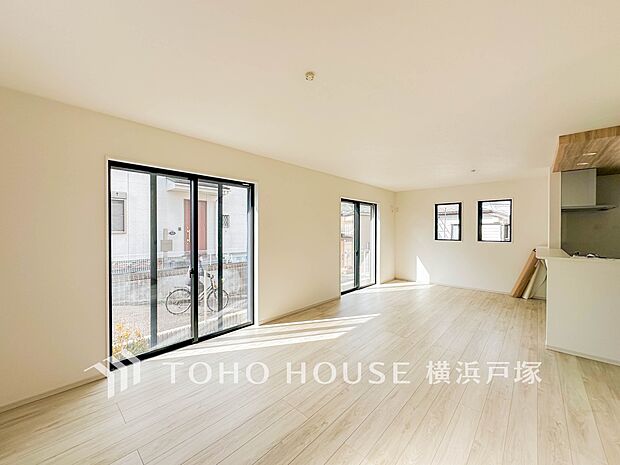 【Living room】広々としたリビングダイニングは、シックでモダンな内装。落ち着いた雰囲気に包まれて、伸びやかな空間の中で、ゆったりと家族団らんのひとときを過ごせます。