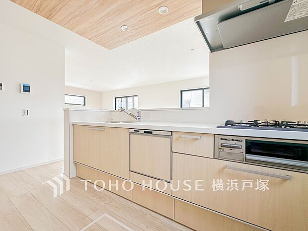 【Kitchen】ご家族みんなで調理ができる位のスペースを実現したキッチン空間となっております。みんなで作った料理を召し上がりながらの会話は、どのような物になるのでしょうか。