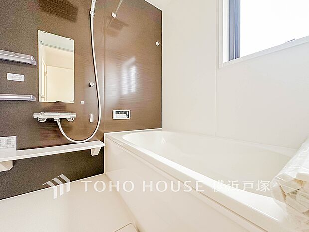 【Bathroom】快適な使い心地とゆとりある空間が1日の疲れを解きほぐすバスルーム。空間も浴槽もゆったりのびのび使えるゆとり設計。広く感じるゆとり設計で快適なリラックスタイムを過ごせます。