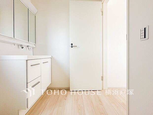 【Powder room】ご家族の1日が始まり、1日が終わりを締めくくる洗面空間。洗濯機を配置しても十分なスペースを確保した設計となっております。