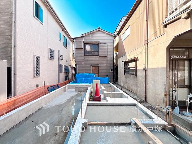 【Appearance】穏やかな風と陽光を導き、プライバシーに配慮された設計プランを採用し、居住性を一段と心地よいものにしています。(2026年2月撮影)