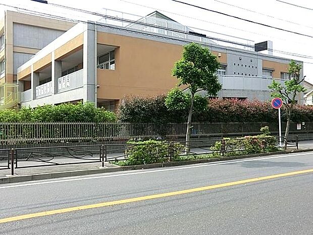 川崎区の認可保育園。運営は株式会社こどもの森。「非認知的能力を育む」ことを重視し、異年齢保育や外部講師による体操・英語教室などを取り入れています。