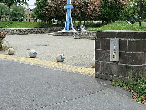 川崎市の三大公園のひとつとして長きにわたり市民に親しまれている公園。市民広場、富士通スタジアムや富士見球場などを有する広大な公園です。