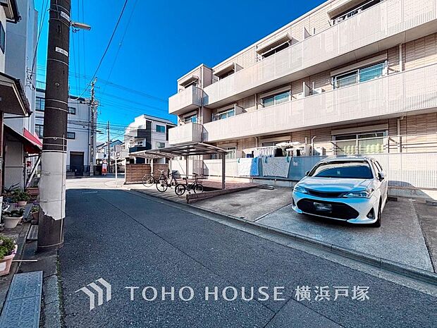 【Frontal road】周辺に建ち並ぶ邸宅も落ち着いた雰囲気を醸し出している邸宅街の一角。