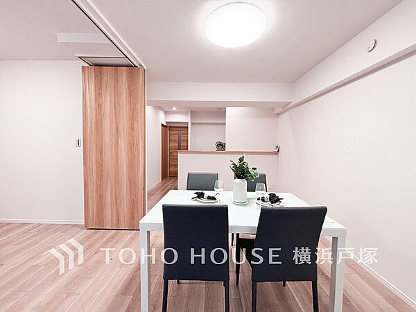 【Living room】家族と過ごすひと時を溢れる光が優しく包み込むリビングダイニング。家族とともに、心穏やかに過ごすひととき。家族との時間、自分の時間を大切にできる空間がここにあります。