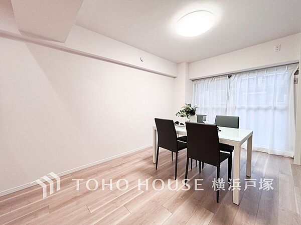 【Living room】一日の中で多くの時間を過ごすことになる住まいだからこそ、いつも穏やかな空間であるように心掛けています。構成する建材などへの配慮が、住まう方の健康を守ります。