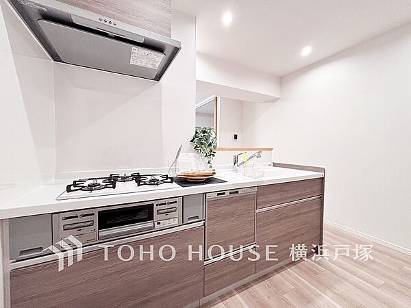 【Kitchen】内装の主役でもあり、日常活躍する重要な水回りでもあるからこそ機能性・デザイン性に力を入れております。お手入れのしやすいシステムキッチンを採用しております。