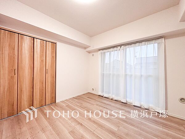 【Room】大きな窓からは快適な光を取り入れ、通気性能を上げる事で居心地の良い空間を演出します。多くの時間を過ごす住まいだからこそ、いつも快適な場所であるように心掛けています。
