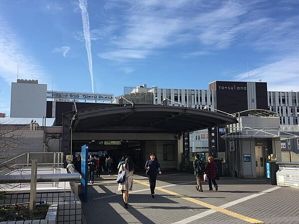 JR東海道線・横須賀線・湘南新宿ライン、横浜市営地下鉄ブルーライン4路線乗り入れのビッグターミナル。