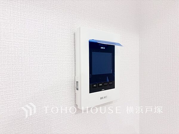 【Video intercom】見える安心をカタチにしました。誰が来てもわかる様にモニター付きインターホンを設置。家事導線を考慮した個所に設置し、防犯性と利便性に優れ快適と安らぎを合わせた優しい設計。